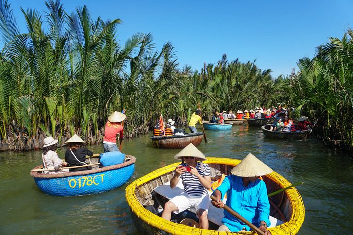 Cảm nhận niềm vui khi trải nghiệm múa thuyền thúng trên dòng sông tại Khu sinh thái rừng dừa Bảy Mẫu Hội An