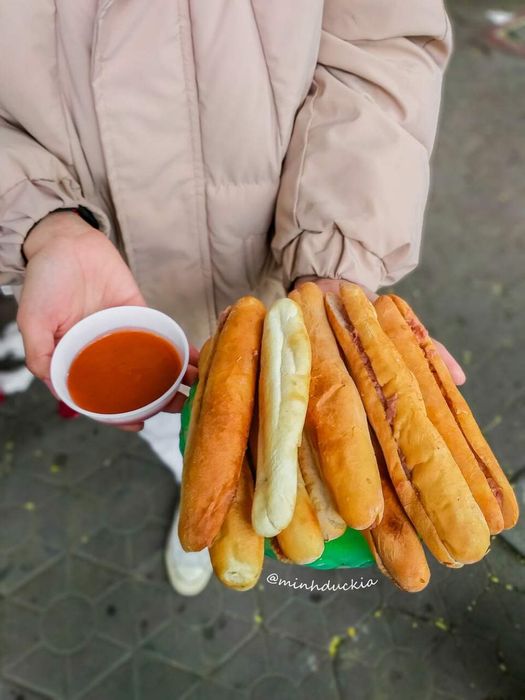 Mê mẩn với bánh mì cay của Bà Già Hải Phòng, chỉ với giá từ 2.000 đồng mỗi ổ.