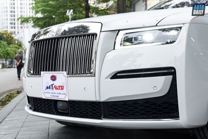 Ảnh chi tiết của chiếc Rolls-Royce Ghost với giá hơn 40 tỷ đồng mới về Việt Nam (rolls-royce-ghost-2022-Mytour-10.jpg)