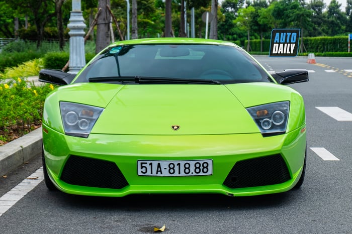 Chiếc Lamborghini Murcielago xanh cốm độc nhất tại Việt Nam bất ngờ xuất hiện trên đường phố.