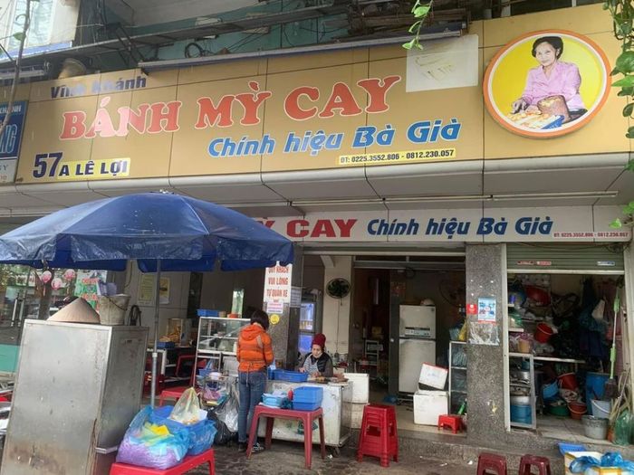 Bánh mì cay của Bà Già Hải Phòng, chỉ từ 2.000 đồng mỗi ổ, khiến bạn mê mải.