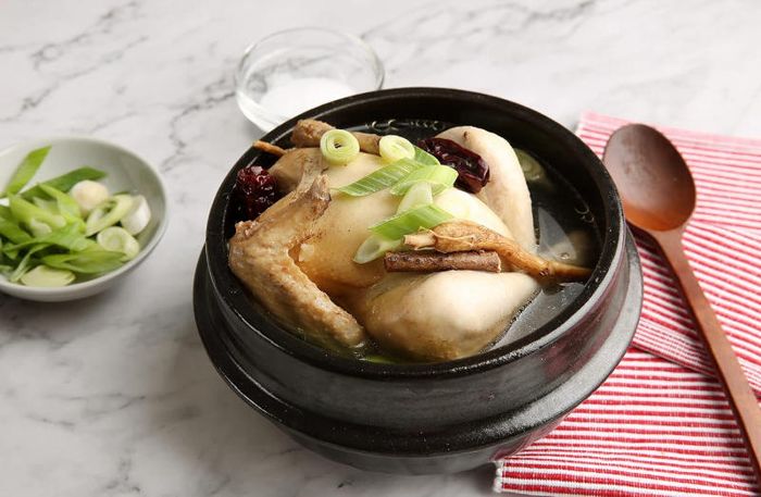 Mê mải với hương vị đậm đà và dinh dưỡng của Samgyetang - một trong những món ngon đặc sản của Hàn Quốc