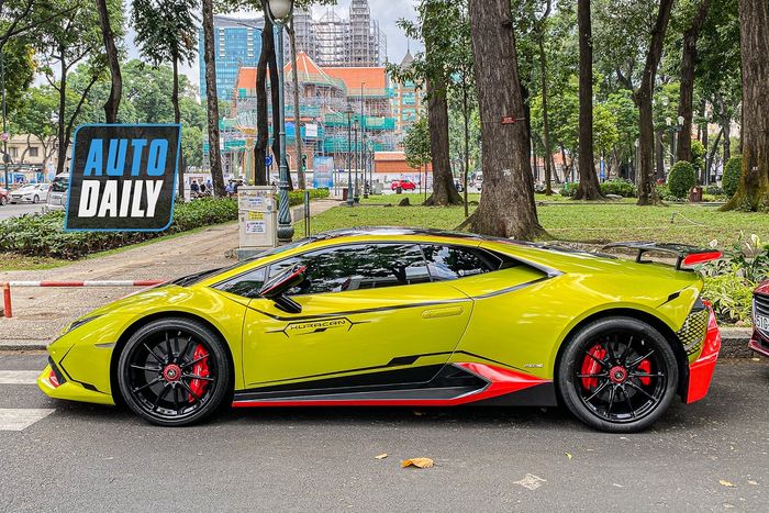 Minh Nhựa đang trải nghiệm niềm vui của việc lái chiếc Aston Martin Vantage và Lamborghini Huracan độ khủng qua các con phố.