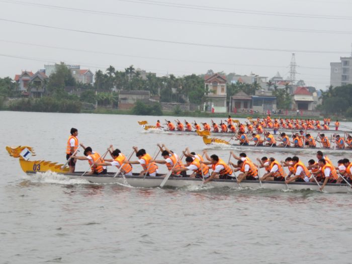 Lễ hội đua thuyền Hải Phòng trên dòng sông Hòn Ngọc đang diễn ra sôi động