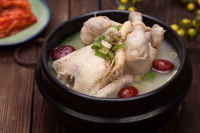 Mê mải với hương vị đậm đà và dinh dưỡng của Samgyetang - một trong những món ngon đặc sản của Hàn Quốc