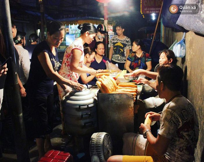 Quán Bánh mì pate Cột Đèn, một nơi nhỏ bé không có biển hiệu vẫn thu hút đông đảo khách hàng