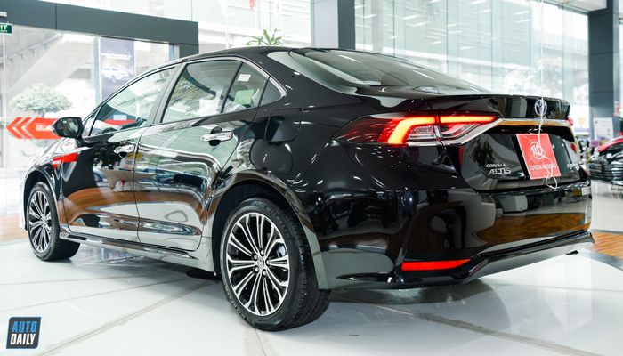 Khám phá gần hơn Toyota Corolla Altis 2022 tại đại lý, quyết đấu Honda Civic adt-9925.jpg