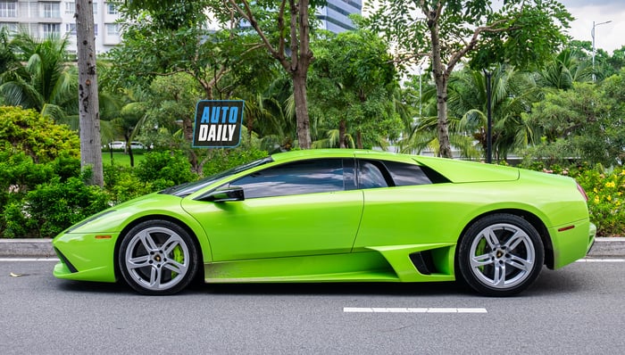 Chiếc Lamborghini Murcielago xanh cốm độc nhất tại Việt Nam bất ngờ xuất hiện trên đường phố.