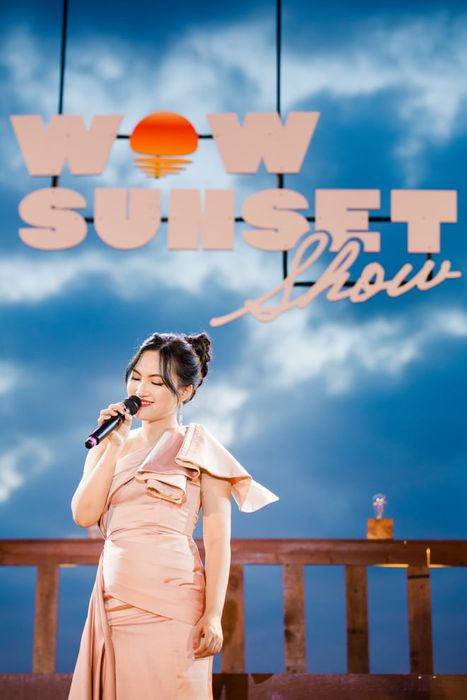 Trải nghiệm WOW Sunset Show không thua kém bất kỳ đèn LED nào, với cảnh hoàng hôn và tiếng sóng biển tuyệt vời.