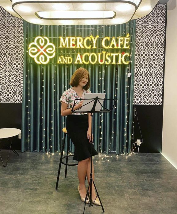 Mercy Café and Bread - Không gian âm nhạc tuyệt vời tại phố Mê Linh 8