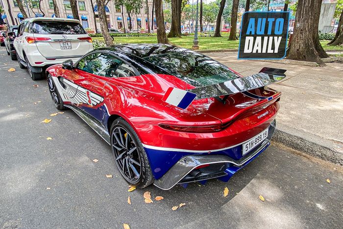 Minh Nhựa điều khiển chiếc Aston Martin Vantage tham gia cùng Lamborghini Huracan tùy chỉnh với ngoại hình hoành tráng.