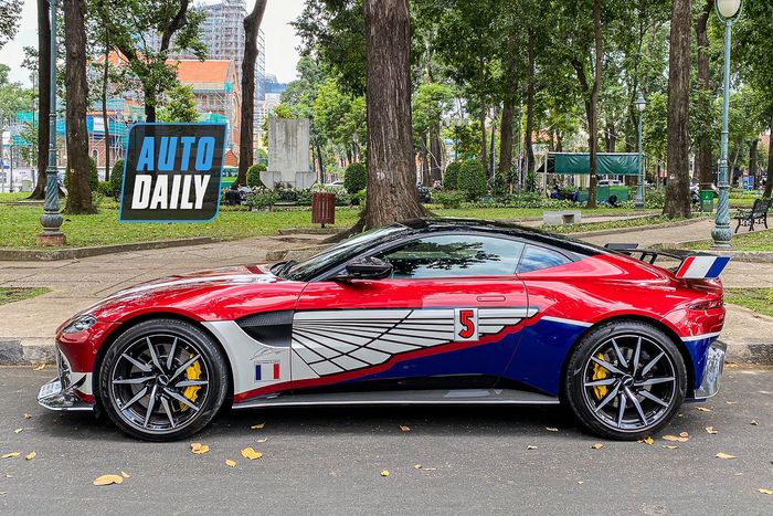 Minh Nhựa đang thưởng thức cảm giác mạnh mẽ khi lái chiếc Aston Martin Vantage qua các con phố, bên cạnh Lamborghini Huracan được độ khủng.