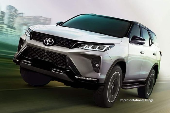 Toyota Fortuner Hybrid 2023 sẽ có nhiều trang bị hơn và tiết kiệm nhiên liệu hơn, đối mặt với thách thức từ Hyundai Santa Fe Toyota Fortuner thế hệ tiếp theo dự kiến sẽ ra mắt vào năm 2023: Nền tảng mới, động cơ mới