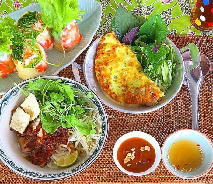 Nhà hàng Hội An Spring Roll đặc trưng với các món ăn dân dã đặc sản của người dân phố Hội. Bên cạnh đó, bánh xèo Hội An là một trong những món ăn được yêu thích nhất tại nhà hàng, nơi đây sẽ là lựa chọn tuyệt vời cho bạn cùng gia đình và bạn bè thưởng thức những món ăn ngon lành trong không gian sang trọng và đẹp mắt.