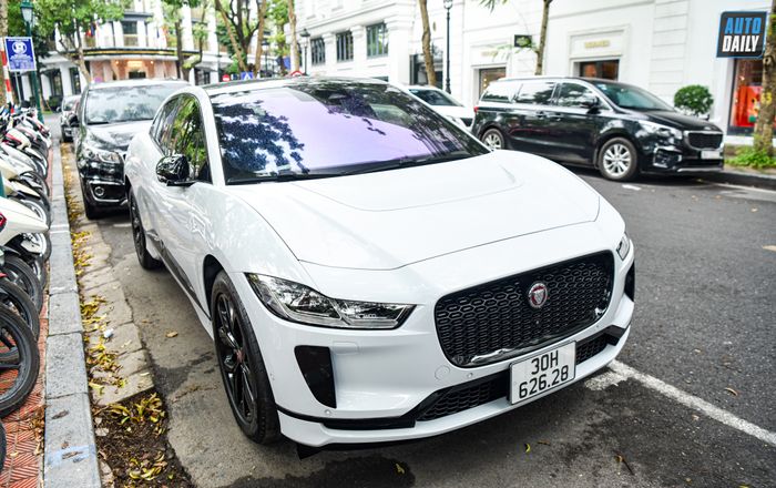 Xe điện Jaguar I-Pace EV400 chính thức có mặt tại Hà Nội, có khả năng đi được 470 km mỗi lần sạc adt-2218.jpg