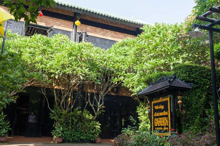 Le Ba Truyen Restaurant Hoi An - Nhà hàng đặc sắc với kiến trúc phố cổ 13