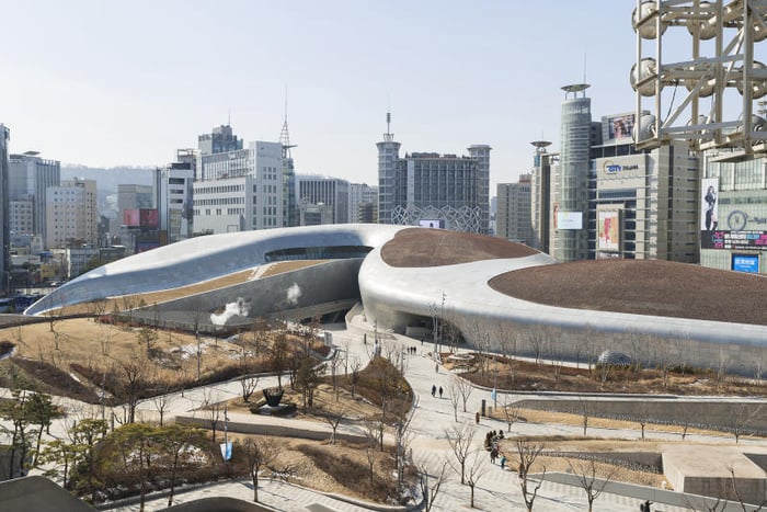 Check-in Dongdaemun Design Plaza với kiến trúc ấn tượng