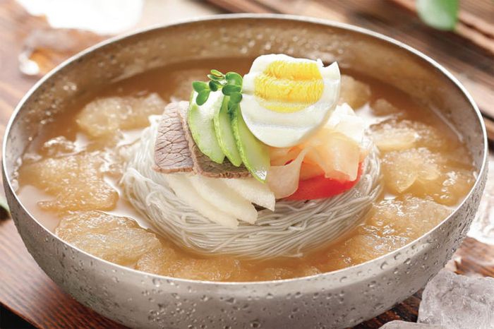 Mê mẩn trước hương vị đặc biệt của món mì lạnh Naengmyeon nổi tiếng ở Hàn Quốc.