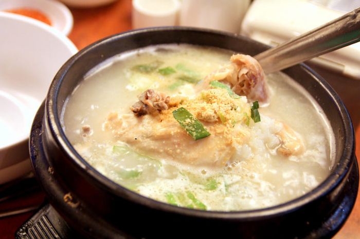 Mê mải với hương vị đậm đà và dinh dưỡng của Samgyetang - một trong những món ngon đặc sản của Hàn Quốc