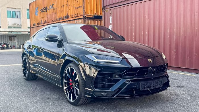 Lamborghini Urus 2022 đã có mặt tại Việt Nam, với thiết kế ngoại thất đen và nội thất đỏ, cùng với bộ mâm xe kích thước 23 inch.