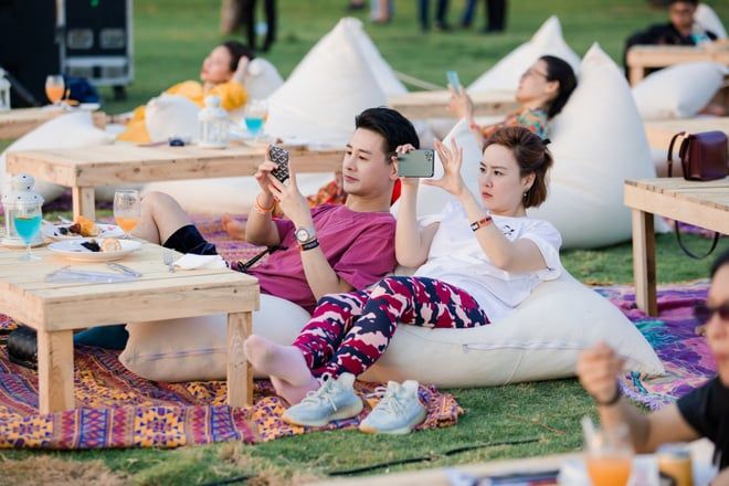 Hình ảnh WOW Sunset Show không thua kém bất kỳ đèn LED nào, với cảnh hoàng hôn và âm thanh của sóng biển tuyệt vời.