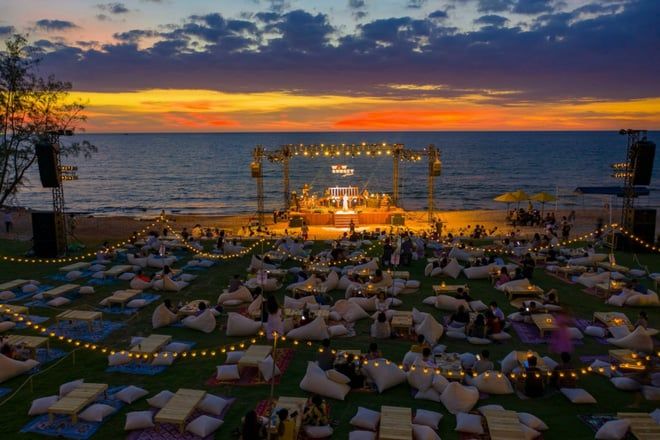 Hình ảnh WOW Sunset Show không thua kém bất kỳ đèn LED nào, với cảnh hoàng hôn và âm thanh của sóng biển tuyệt vời.