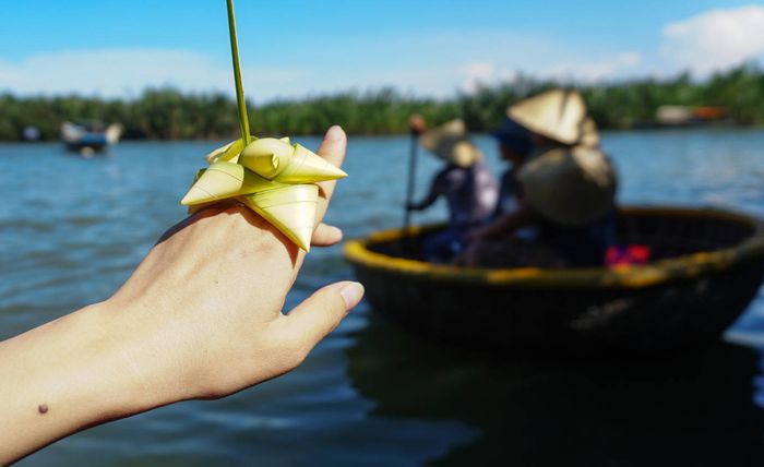 Khu sinh thái rừng dừa Bảy Mẫu Hội An - Trải nghiệm múa thuyền thúng trên sông là một trải nghiệm thú vị