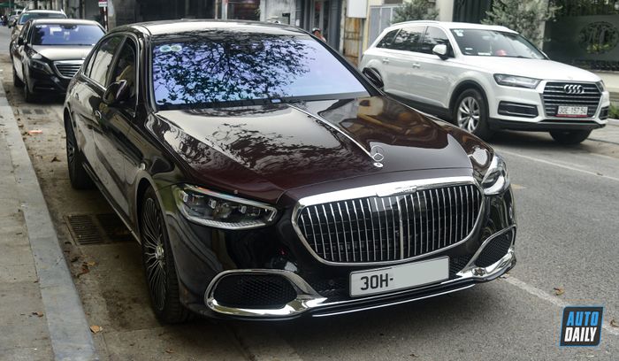 Khám phá Mercedes-Maybach S580 2022 có giá hơn 17 tỷ trên đường phố Hà Nội.