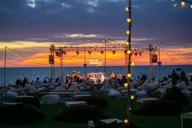 Hình ảnh WOW Sunset Show không thua kém bất kỳ đèn LED nào, với cảnh hoàng hôn và âm thanh của sóng biển đặc biệt tuyệt vời.