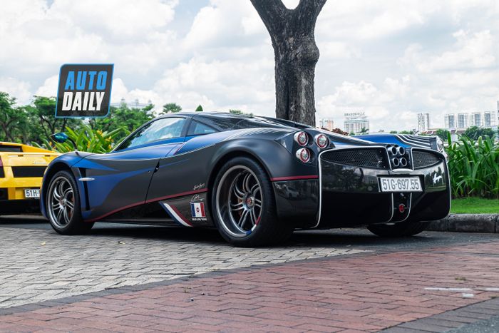 Minh Nhựa vận hành Pagani Huayra trị giá hàng trăm tỷ đồng xuống đường phố, gặp gỡ với Ferrari F8 triệu đô của Cường Đô-la