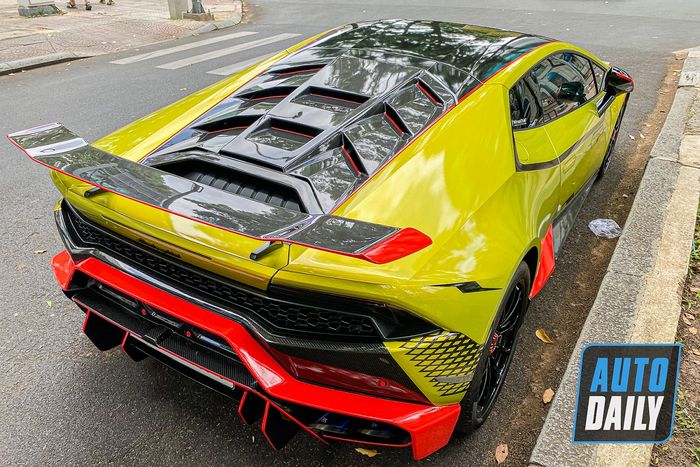 Minh Nhựa đang trải nghiệm niềm vui của việc lái chiếc Aston Martin Vantage và Lamborghini Huracan độ khủng trên đường phố.