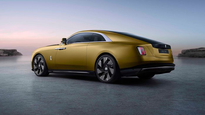 Rolls-Royce Spectre 2024 đã thu hút hàng trăm đơn đặt hàng trước khi ra mắt. Mẫu coupe điện siêu sang này có khả năng đi được 520 km sau mỗi lần sạc đầy pin.