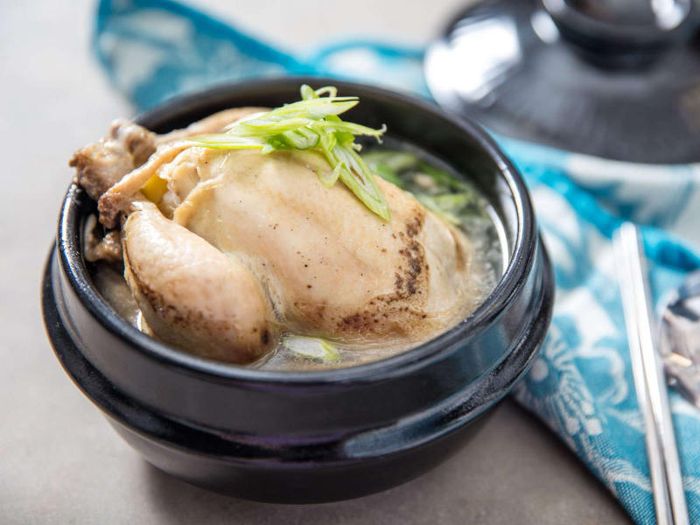 Lòng mê mải với hương vị đậm đà và dinh dưỡng của Samgyetang - một món ngon đặc sản của Hàn Quốc