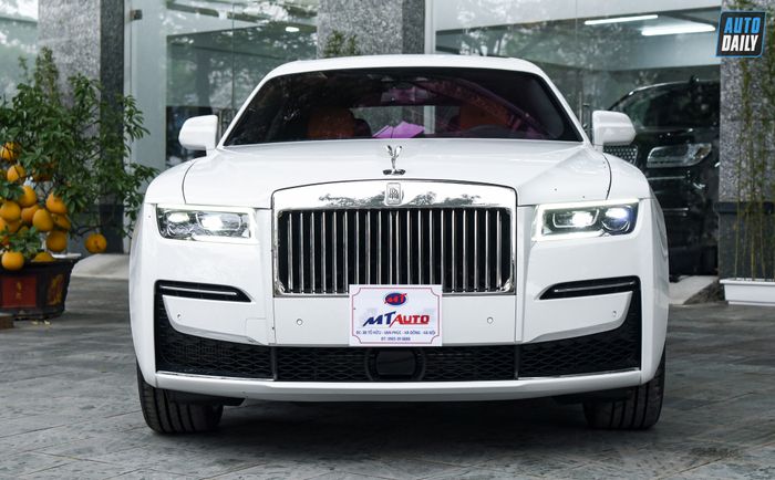 Ảnh chi tiết của chiếc Rolls-Royce Ghost với giá hơn 40 tỷ đồng mới về Việt Nam (rolls-royce-ghost-2022-Mytour-8.jpg)