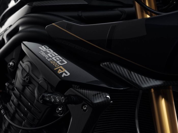 Triumph Speed Triple 1200 RR Bond Edition giới hạn 60 chiếc trên toàn thế giới Triumph Speed Triple 1200 RR Bond Edition (7).jpg