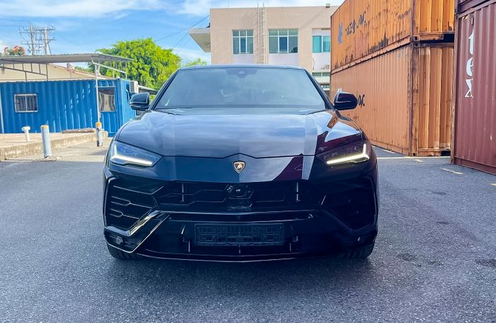 Lamborghini Urus 2022 đã đổ bộ vào Việt Nam, với ngoại thất đen và nội thất đỏ, cùng bộ mâm 23 inch.