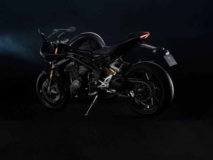 Triumph Speed Triple 1200 RR Bond Edition giới hạn chỉ 60 chiếc trên toàn thế giới Triumph Speed Triple 1200 RR Bond Edition (5).jpg