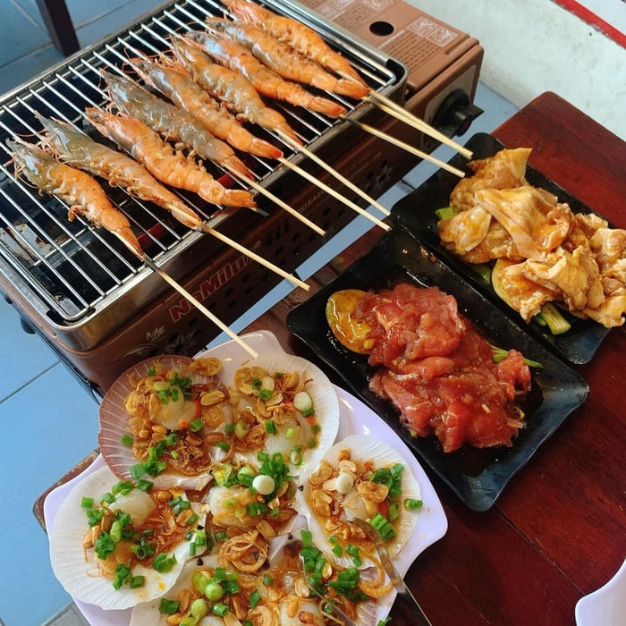 Nướng Khói BBQ Hội An - Thưởng thức thịt nướng và uống rượu soju trên vỉa hè Phố cổ