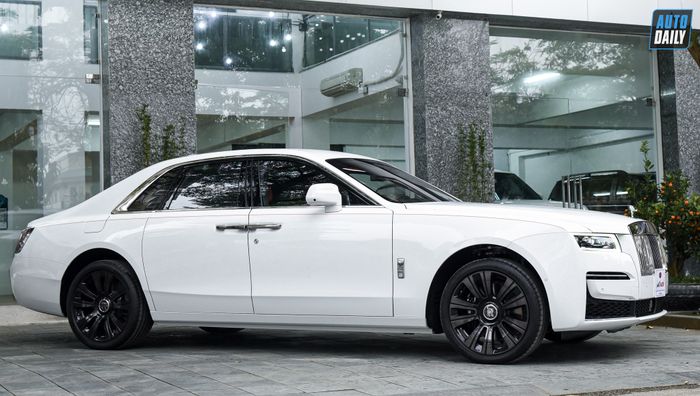 Ảnh chi tiết của chiếc Rolls-Royce Ghost với giá hơn 40 tỷ đồng mới về Việt Nam (rolls-royce-ghost-2022-Mytour-15.jpg)