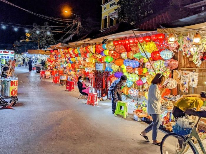 Chợ đêm Hội An, điểm đến vui chơi giữa lòng phố cổ 2