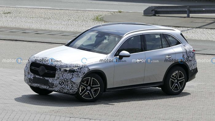 Mercedes-Benz GLC 2023 tiết lộ thiết kế mới, sẵn sàng cho ngày ra mắt 2023-mercedes-glc-with-minimal-camouflage-spy-photo1.jpeg