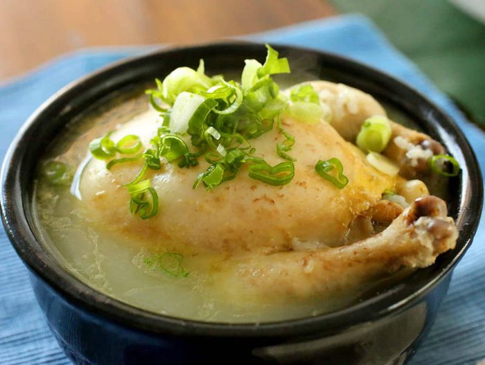 Mê mải với hương vị đậm đà và dinh dưỡng của Samgyetang - một trong những món ngon đặc sản của Hàn Quốc