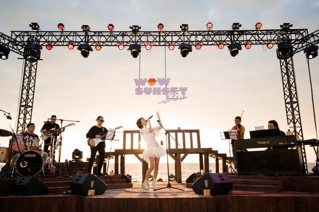 Hình ảnh WOW Sunset Show không thua kém bất kỳ đèn LED nào, với cảnh hoàng hôn và âm thanh của sóng biển tuyệt vời.