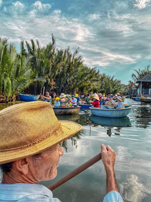 Khu sinh thái rừng dừa Bảy Mẫu Hội An - Trải nghiệm múa thuyền thúng trên sông là một trải nghiệm độc đáo