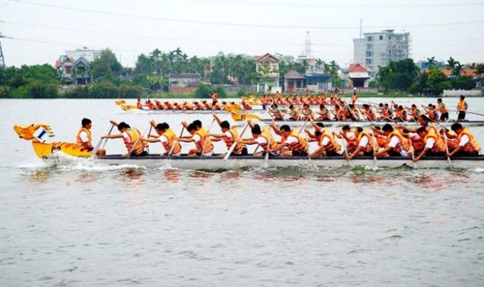 Lễ hội đua thuyền Hải Phòng trên dòng sông Hòn Ngọc đang diễn ra rất sôi động