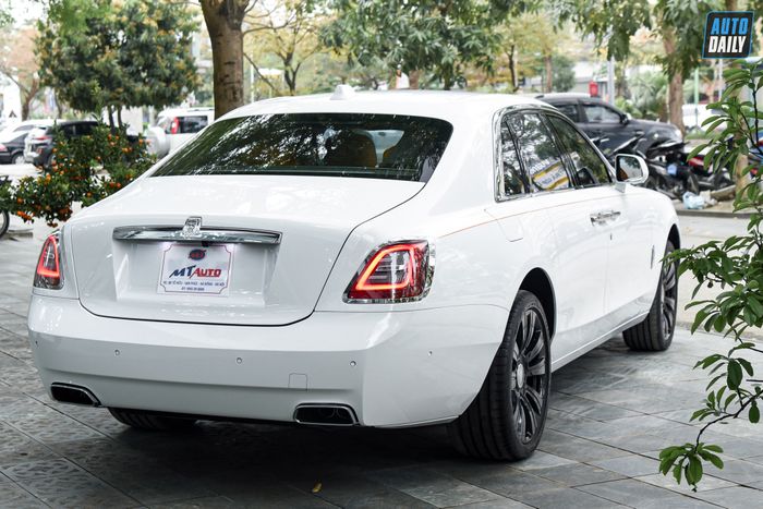 Ảnh chi tiết của chiếc Rolls-Royce Ghost với giá hơn 40 tỷ đồng mới về Việt Nam (rolls-royce-ghost-2022-Mytour-17.jpg)