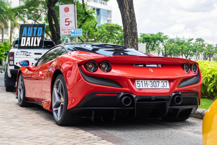 Minh Nhựa điều khiển Pagani Huayra trị giá hàng trăm tỷ xuống phố, gặp gỡ với Ferrari F8 triệu đô của Cường Đô-la