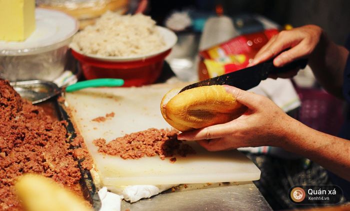 Bánh mì pate Cột Đèn, quán nhỏ không có biển hiệu vẫn luôn đông khách