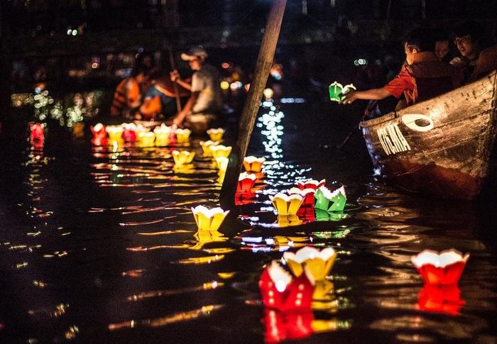 Chợ đêm Nguyễn Hoàng Hội An - Nơi có nhiều gian hàng đèn hoa đăng sáng rực