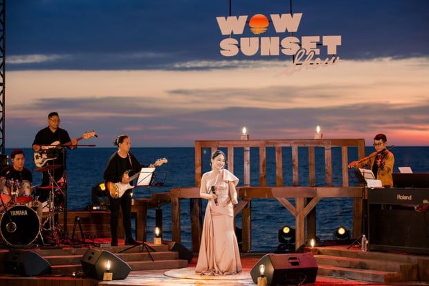 Hình ảnh WOW Sunset Show không thua kém bất kỳ đèn LED nào, với cảnh hoàng hôn và âm thanh của sóng biển.